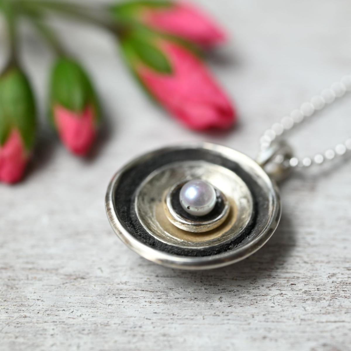 handgearbeiteter Anhänger mit schmückender Perle